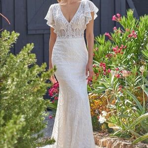Brand new wedding dress from Vowd. Beautiful train and corset bodice.